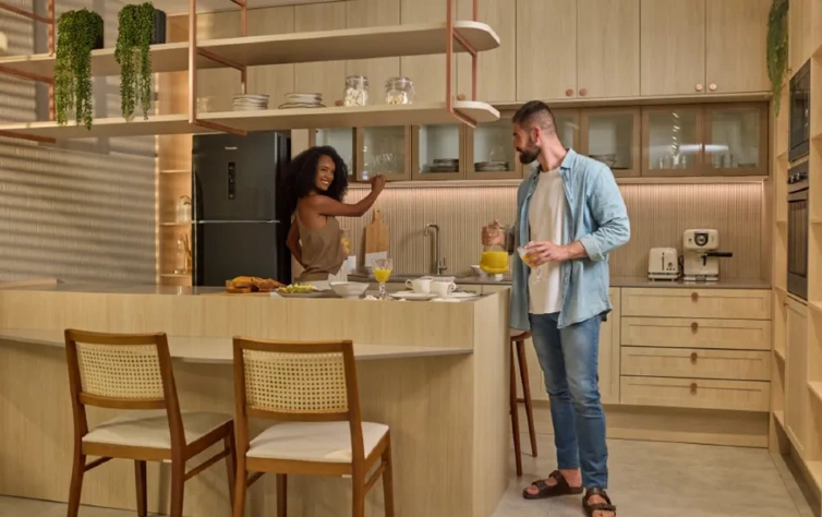 Em ambientes maiores, a integração permite criar ilhas e áreas de convivência sem perder a funcionalidade. Foto: Haluz