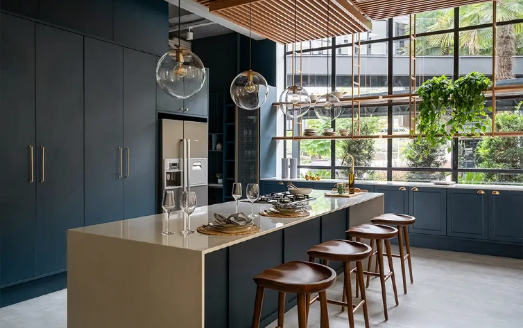 O contraste das portas Shaker com puxadores em metal traz personalidade e sofisticação ao espaço.