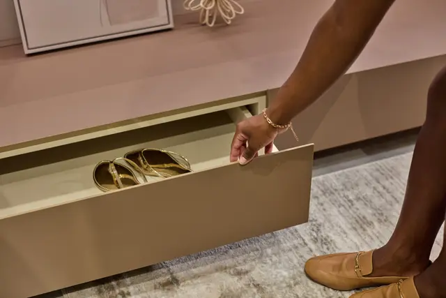 Gaveta baixa para sapatos sendo aberta