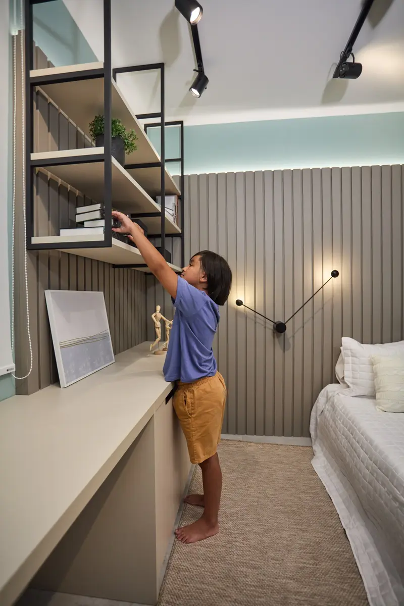 Quarto jovem planejado com bancada de estudos e prateleiras