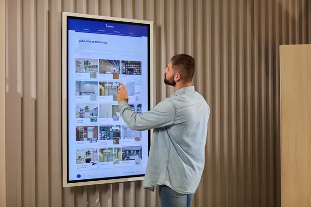 Cliente navegando pelo catálogo digital de ambientes Italínea